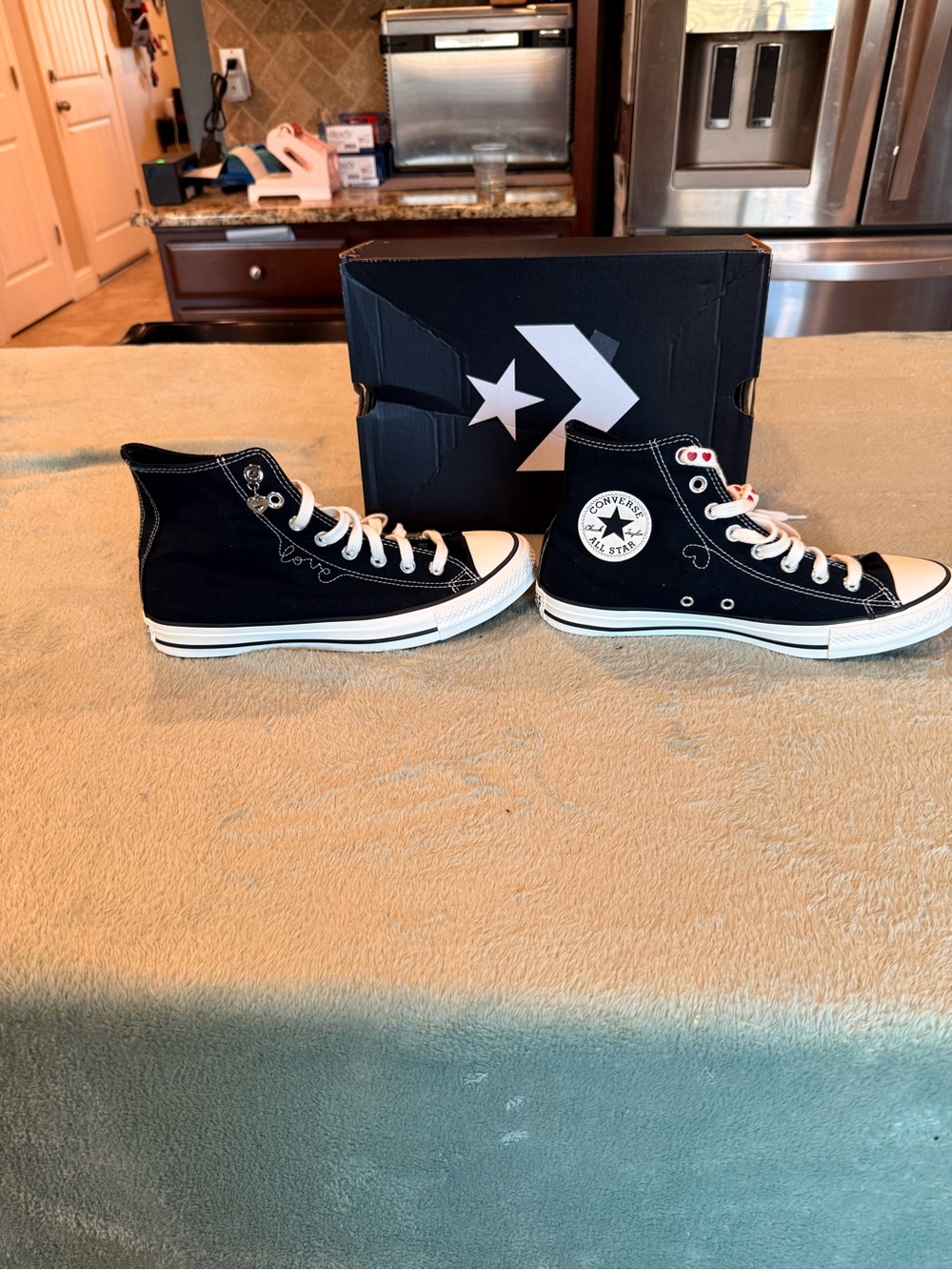Converse Valentine’s Day Chuck Taylor All Star Hi Hearts Women’s 9.5 NIB - Picture 6 of 14